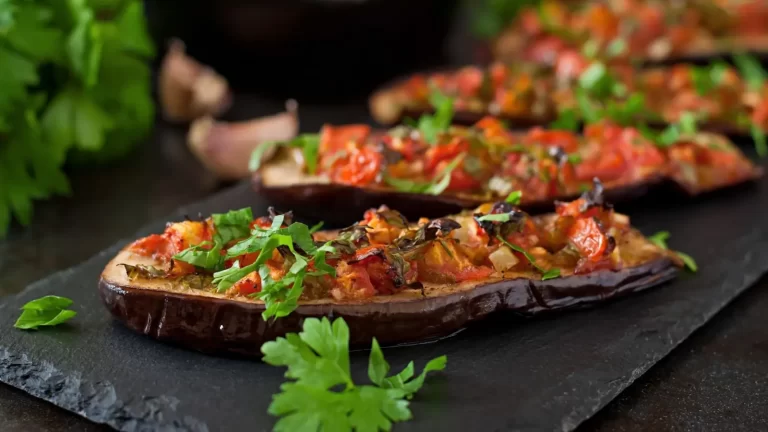 Gebackene Auberginen mit Tomaten, Knoblauch und Paprika