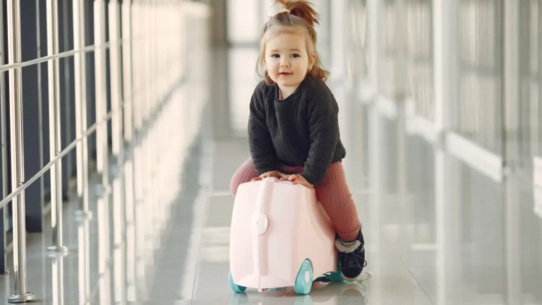 Druckausgleich beim Fliegen mit Baby: Die besten Tipps für eine entspannte Reise