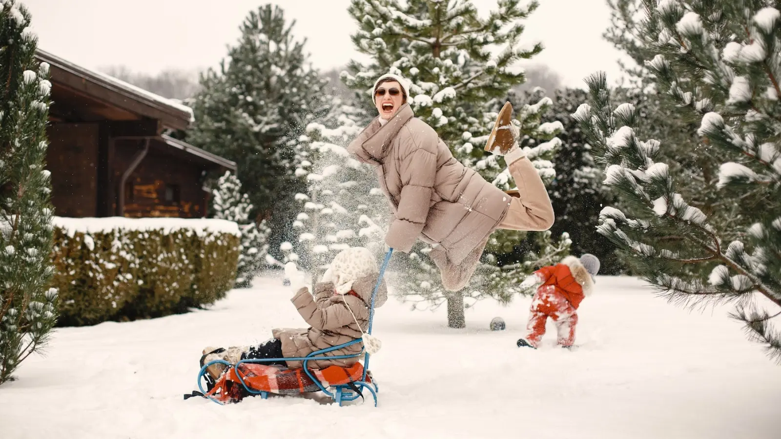 Schlittenfahren mit Baby und Kleinkind: Sicherer Winterspaß für die ganze Familie