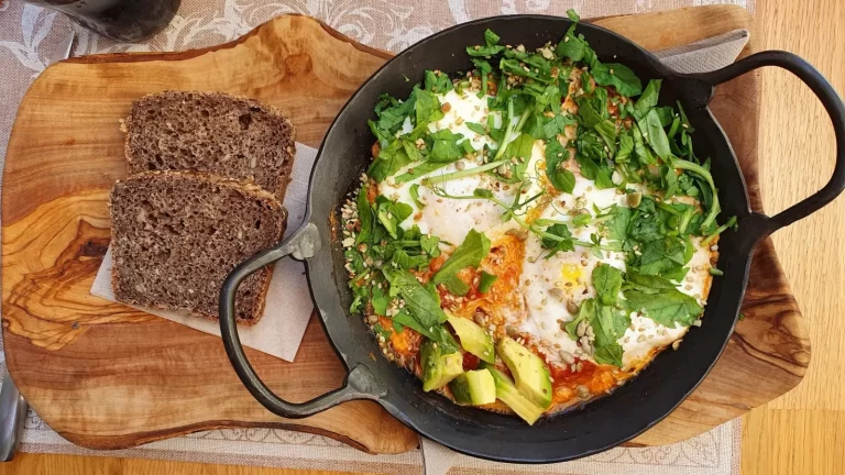 Shakshuka Rezept Original: Mit Avocado und frischen Kräutern