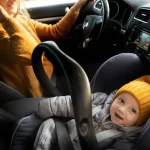 Wie lange sollten Babys rückwärts im Auto fahren?