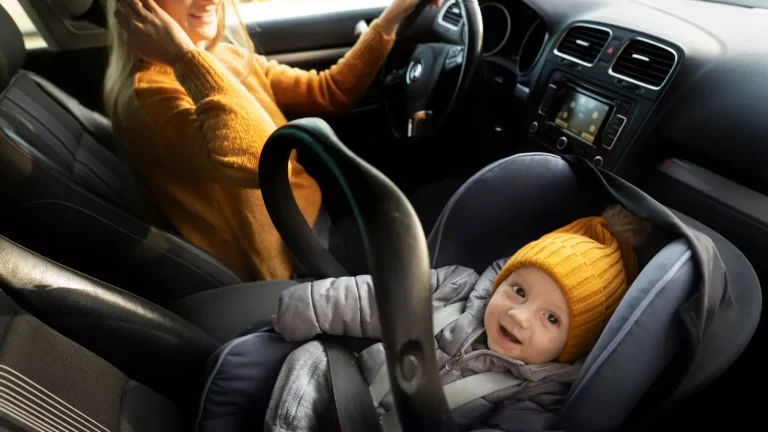 Wie lange sollten Babys rückwärts im Auto fahren?